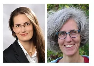 Zwei Frauen mit Brillen, eine formell, eine lässig, beide lächelnd.