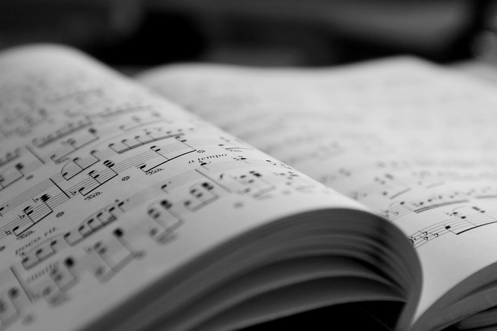 Aufgeschlagenes Notenbuch mit musikalischen Noten.